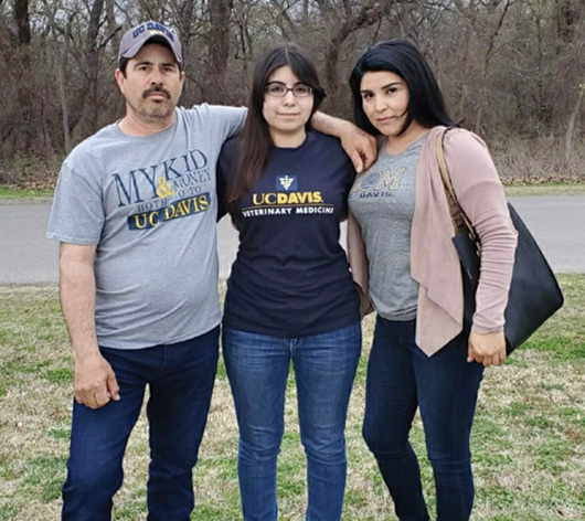 Jaritza with her parents