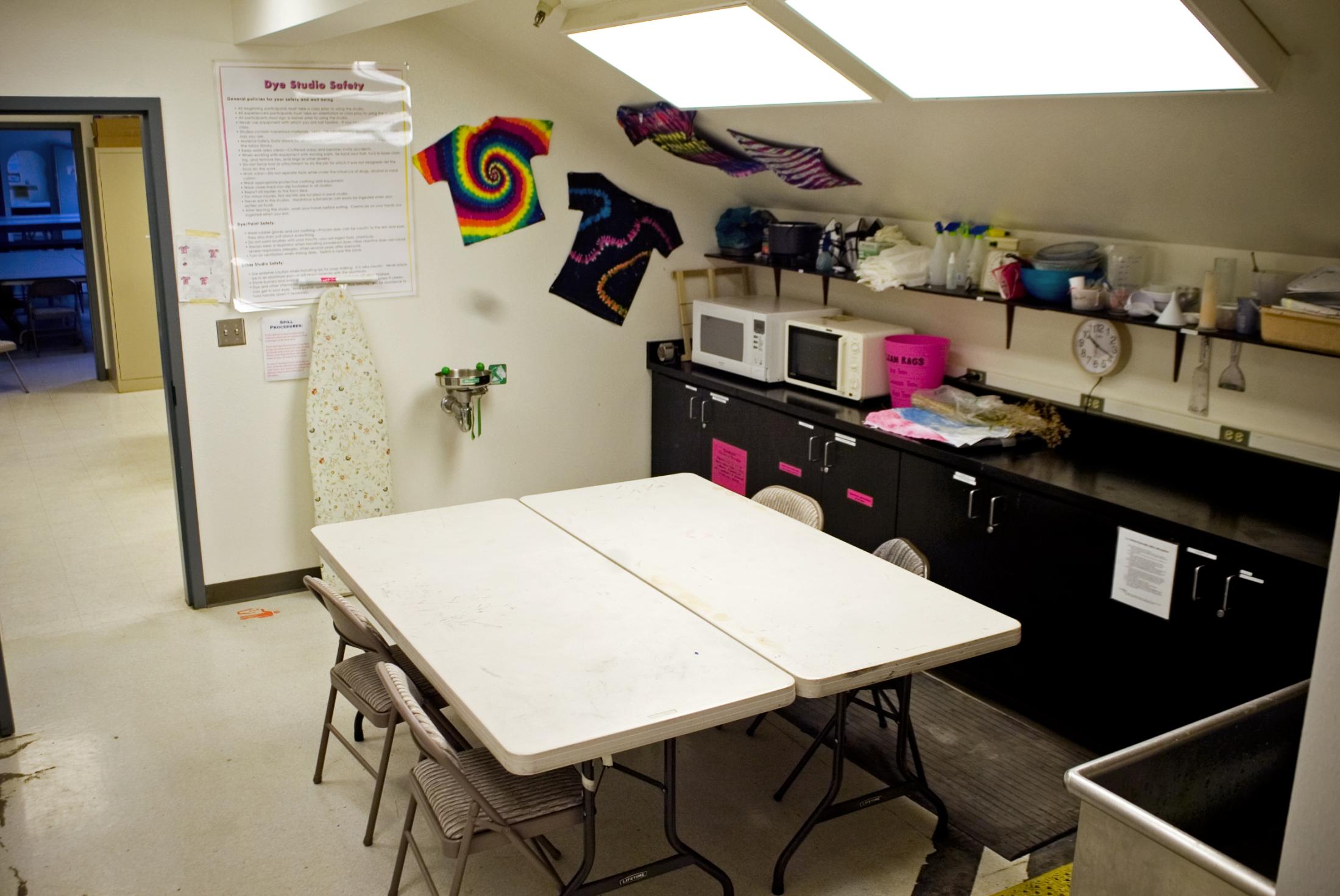 dye lab room with stove in craft center