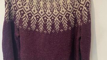 Knit sweater with brown and tan motif