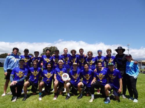 This is a group photo of UC Davis's men's ultimate frisbee club.